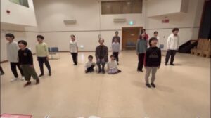 トムは真夜中の庭で練習風景