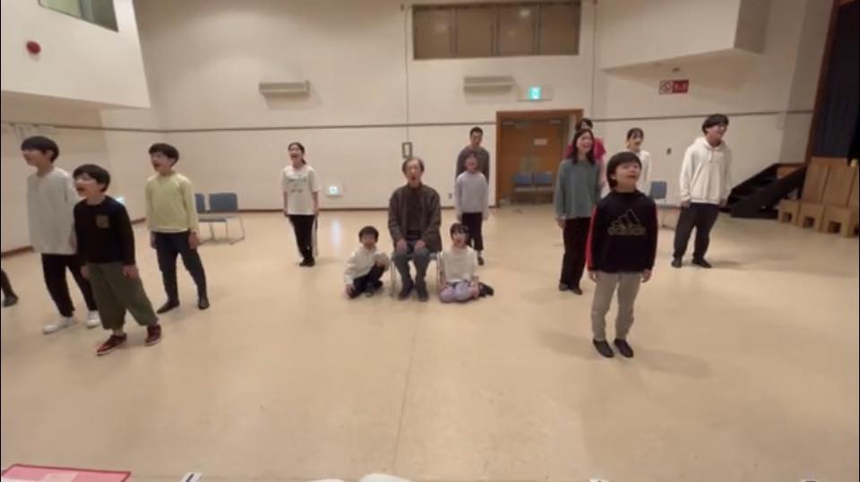 トムは真夜中の庭で練習風景